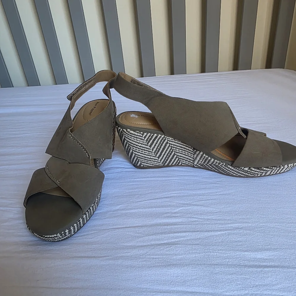 Hush Puppies Khaki Woven Chevron Wedge Sandals Size 9.5